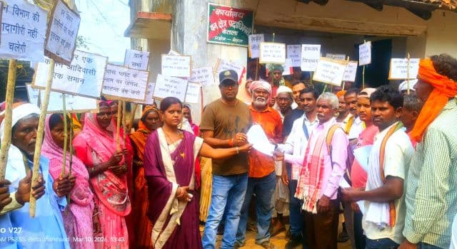 वन अधिकार कानून के समर्थन में 10 दिवसीय पदयात्रा बेतला पहुंची, ग्रामीणों ने वन विभाग कार्यालय का किया घेराव