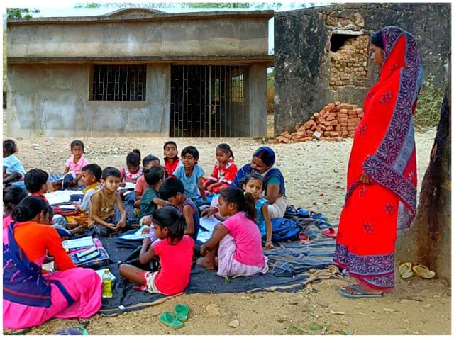 अधूरा भवन, अधूरी व्यवस्था - खुले आसमान में पढ़ने को मजबूर नौनिहाल - बारिश, धूप और डर के बीच पढ़ाई - क्या यही है देश के भविष्य की तस्वीर?