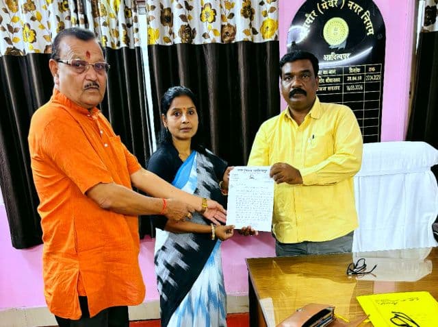 वार्ड 17 की समस्याओं को लेकर सक्रिय नीतू शर्मा, महापौर से मिलकर सौंपा ज्ञापन