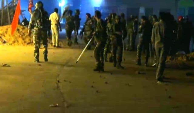 गढ़वा में डीजे विवाद ने पकड़ा तूल, सड़क जाम कर धरने पर बैठा हिंदू समुदाय