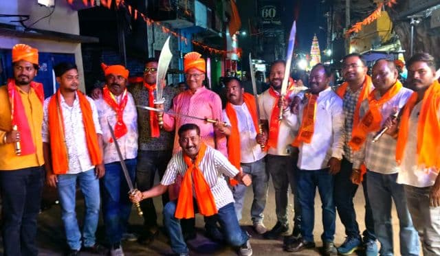 तलवार भांजकर मनोज चौधरी ने किया रामनवमी जुलूस का शुभारंभ, थाना चौक बना भक्तिमय