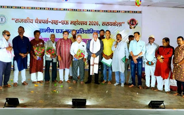 छऊ महोत्सव में कलाकारों की दमदार प्रस्तुति, मनोज चौधरी ने कहा: कला से आती है समृद्धि