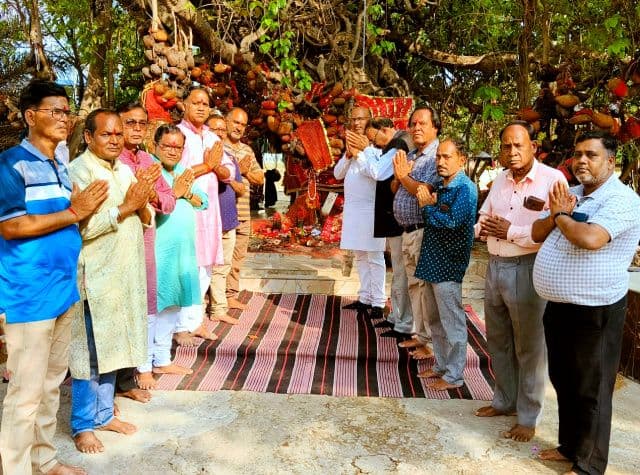 छऊ महोत्सव से पहले होनेवाले मां झुमकेश्वरी पूजा में शामिल हुए अध्यक्ष मनोज चौधरी, क्षेत्र की खुशहाली की कामना