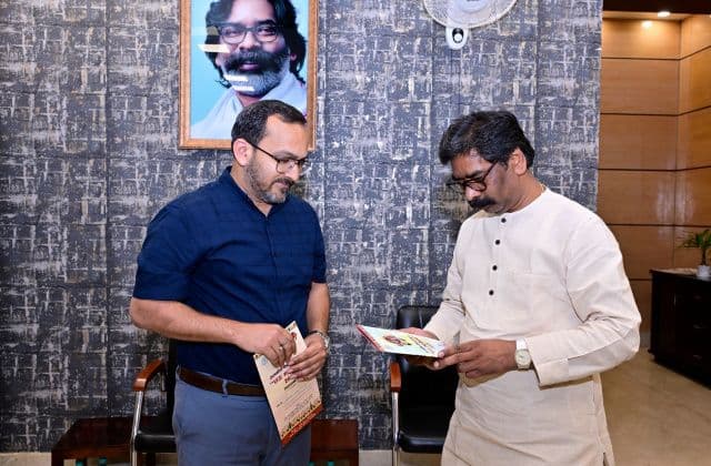 छऊ महोत्सव 2026 के लिए मुख्यमंत्री को आमंत्रण, उपायुक्त ने दी तैयारियों की जानकारी