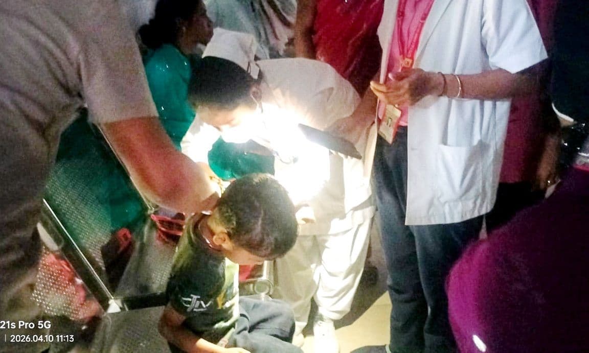 मोबाइल की रोशनी में इलाज को मजबूर डॉक्टर, एमएमसीएच की बदहाल व्यवस्था उजागर