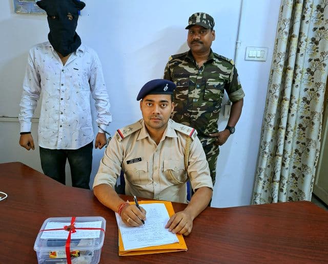 आदित्यपुर के चर्चित गोलीकांड में छोटे आरोपी की गिरफ्तारी पर पुलिस का ढिंढोरा, शानू सिंह समेत तीन नामजद आरोपी अब भी फरार