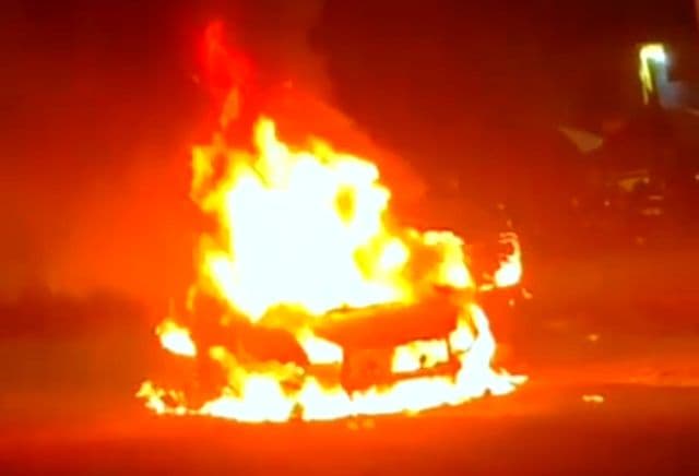 उत्पाद विभाग परीक्षा देकर लौट रहे अभ्यर्थियों की कार में लगी आग, कपाली पुलिस की तत्परता से टला बड़ा हादसा