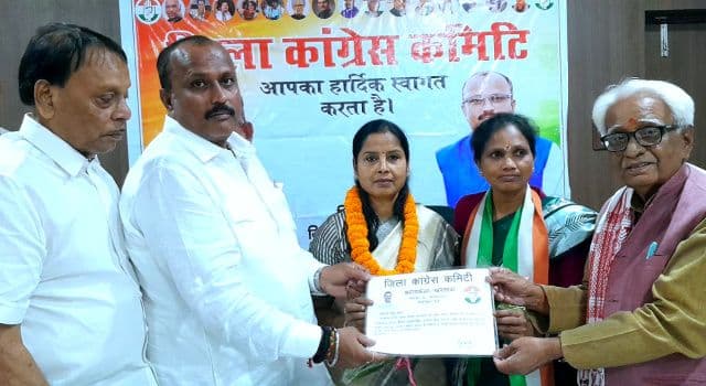 कांग्रेस बैठक में हंगामा, पार्षद नीतू शर्मा ने लौटाया सम्मान, जिला अध्यक्ष पर साधा निशाना