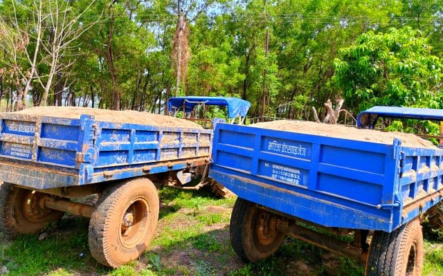 तिरुलडीह में अवैध बालू कारोबार पर पुलिस की बड़ी कार्रवाई, 2 ट्रैक्टर जब्त