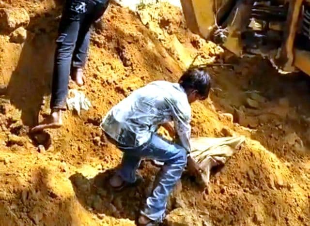 कब्रिस्तान में जेसीबी चलने से बवाल, ओवरहेड टैंक निर्माण पर ग्रामीणों ने लगाई रोक