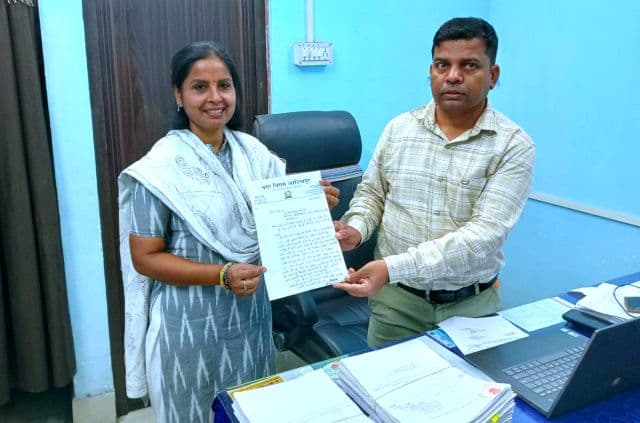 आदित्यपुर वार्ड-17 में बिजली संकट पर पार्षद नीतू शर्मा का कड़ा रुख, एसडीओ को सौंपा ज्ञापन