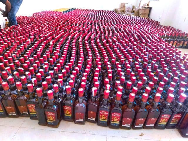 ट्रक पलटते ही सामने आया अवैध कारोबार का नेटवर्क, घरेलू सामान की आड़ में हो रही थी शराब तस्करी, 2 करोड़ की अवैध शराब बरामद