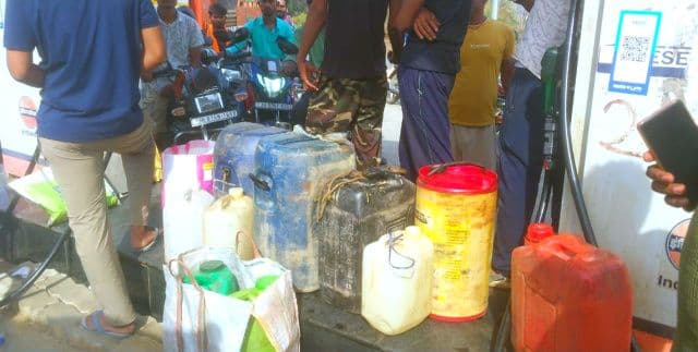 छिपादोहर पेट्रोल पंप पर कालाबाजारी के आरोप, जार-गैलन में तेल बिक्री से बढ़ा विवाद