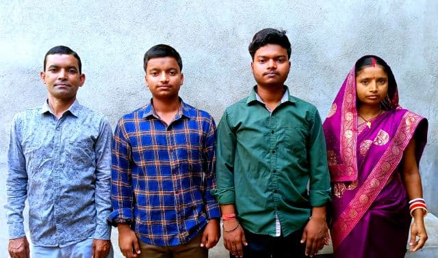 सरायकेला में मजदूर के बेटे ने रचा इतिहास, आकाश कुम्भकार बने जिला सेकंड टॉपर