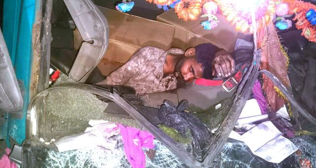 चौपारण में दो ट्रकों की जोरदार टक्कर, केबिन में फंसा चालक सुरक्षित निकाला गया