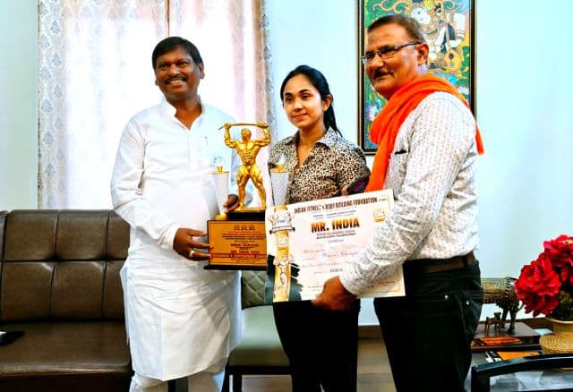 गोल्ड मेडलिस्ट श्रेया अधरजी ने पूर्व केंद्रीय मंत्री अर्जुन मुंडा से की शिष्टाचार मुलाकात