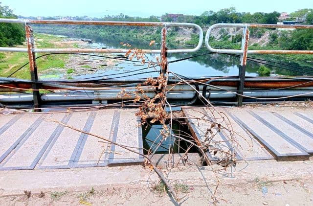 पुराने पुल का टूटा स्लैब बना हादसे का कारण, राहगीरों की जान जोखिम में