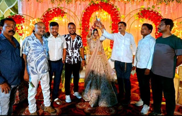 शादी समारोह में ठेकेदार का शस्त्र प्रदर्शन पड़ा भारी, सोशल मीडिया पर फोटो वायरल होते ही प्रशासन सख्त