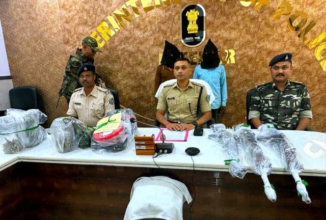 लातेहार में उग्रवाद पर बड़ा प्रहार, जेजेएमपी के दो सक्रिय नक्सली हथियारों के साथ गिरफ्तार