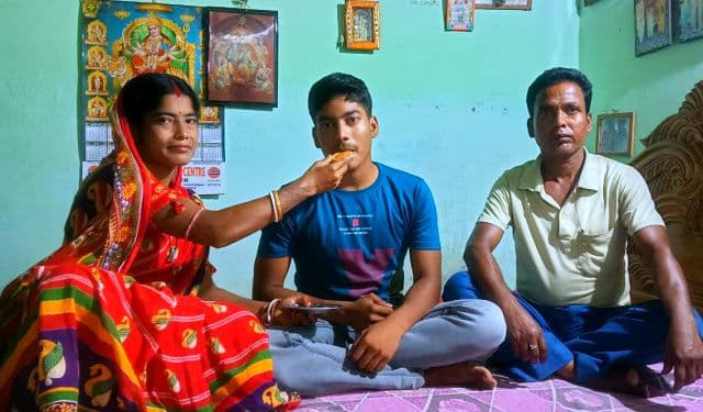 सुदूरवर्ती गांव में किराना दुकान चलाने वाले का बेटा बना जिला टॉपर, आर्थिक तंगी पर मेहनत की जीत