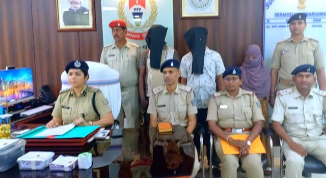 सरायकेला पुलिस का बड़ा एक्शन, 16.50 लाख की ब्राउन शुगर के साथ एक महिला सहित 3 तस्कर गिरफ्तार