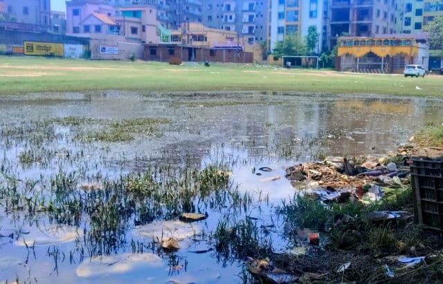 इच्छापुर का ग्वालपाड़ा मैदान बना तालाब, जलजमाव से खेलकूद ठप
