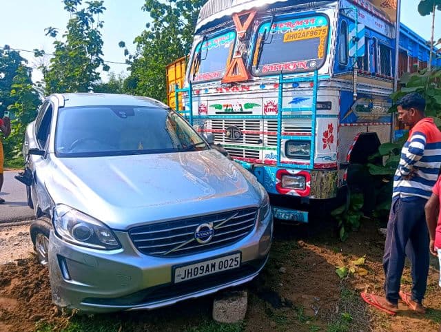 NH-23 पर ट्रक और इनोवा में जोरदार भिड़ंत, बड़ा हादसा टला