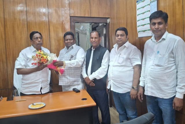 पूर्व मंत्री आलमगीर आलम से मिले विधायक रामचंद्र सिंह, राजनीतिक और विकास मुद्दों पर हुई चर्चा
