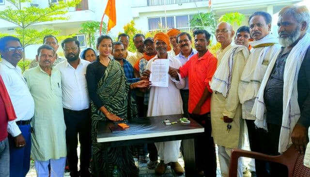 समाधान भवन में अंबा प्रसाद का जनता दरबार, ग्रामीणों की सुनीं समस्याएं