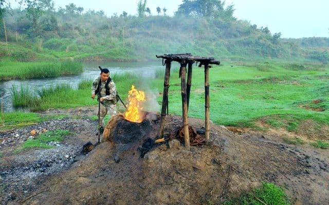 कामता नदी किनारे फिर पकड़ा गया अवैध महुआ शराब कारोबार, पुलिस ने 5 भट्टियां की ध्वस्त