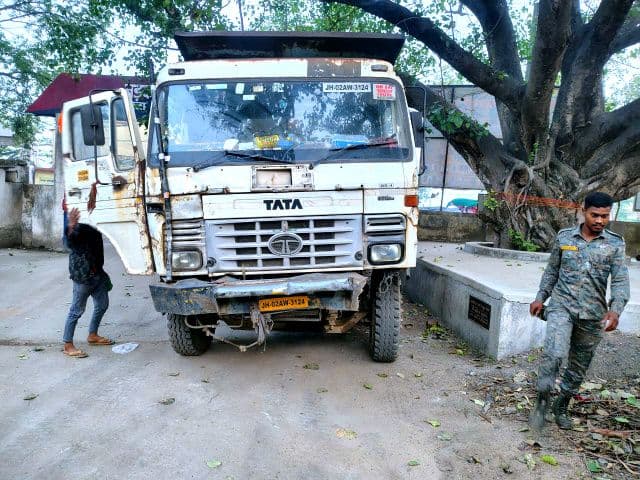 बड़कागांव में अवैध बालू कारोबार पर प्रशासन की बड़ी कार्रवाई, हाईवा और ट्रैक्टर जब्त