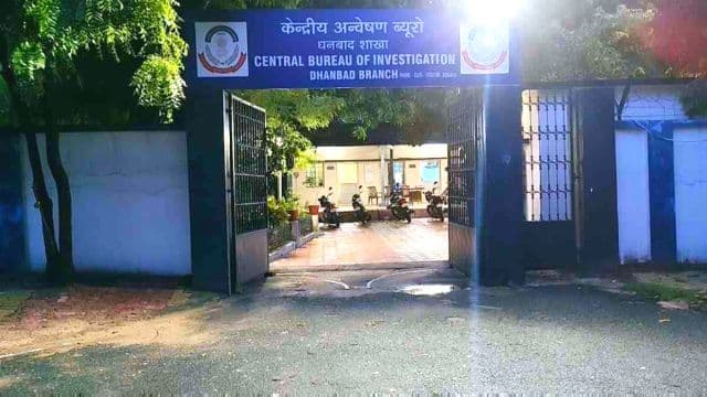 गिरिडीह GST ऑफिस में CBI का बड़ा एक्शन, घूस लेते सुपरिटेंडेंट और इंस्पेक्टर गिरफ्तार