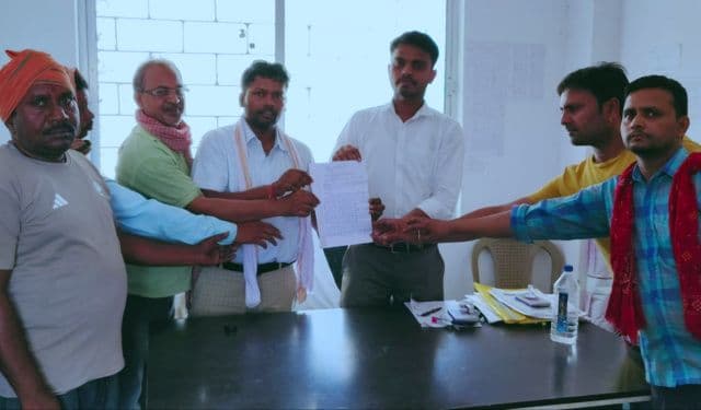 डीजल संकट से बंद होने की कगार पर बरवाडीह की आटा चक्कियां, प्रशासन से लगाई गुहार