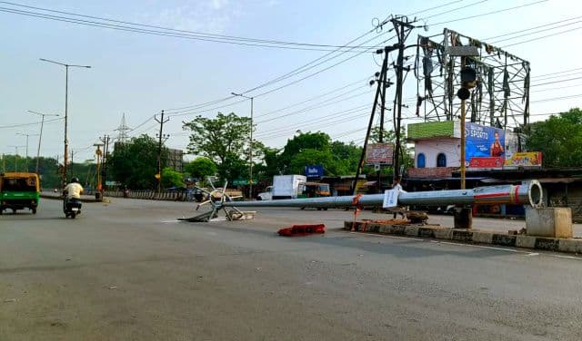 उषा मोड़ पर रात में गिरा हाई मास्ट पोल, जेनिथ फोर्जिंग की सीएसआर गुणवत्ता पर उठे सवाल
