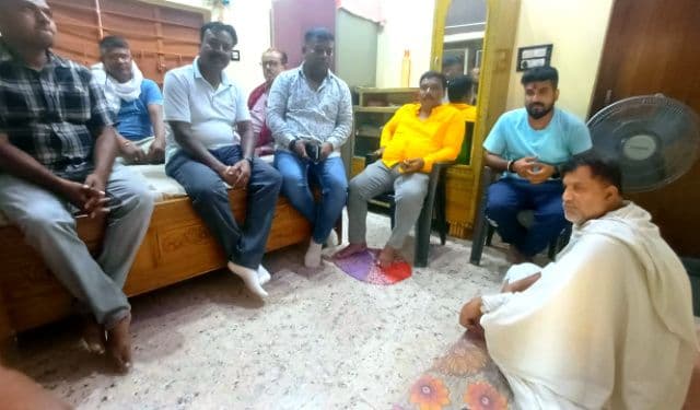 गम्हरिया के जगन्नाथपुर पहुंचे मेयर और जनप्रतिनिधि, भाजपा नेता संतोष तिवारी की दिवंगत माता को दी श्रद्धांजलि