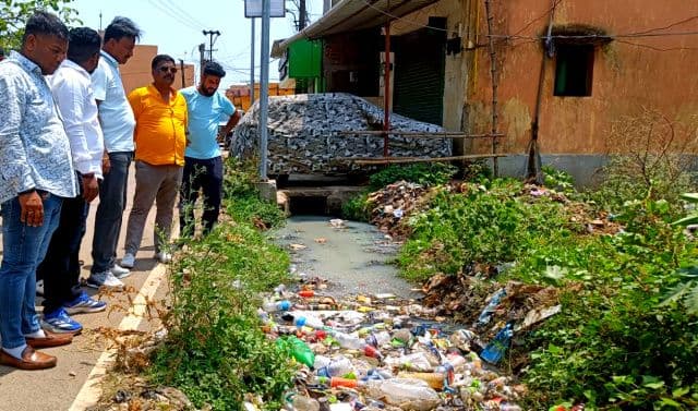 जगन्नाथपुर में जाम नाली और गंदगी से लोग परेशान, शिकायत पर मेयर संजय सरदार ने किया स्थल निरीक्षण