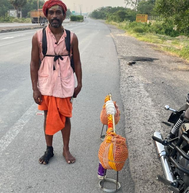 नंगे पांव सुल्तानगंज से पुरी धाम की पदयात्रा पर निकले मुकेश कुमार, अटूट आस्था ने बनाया प्रेरणा का प्रतीक