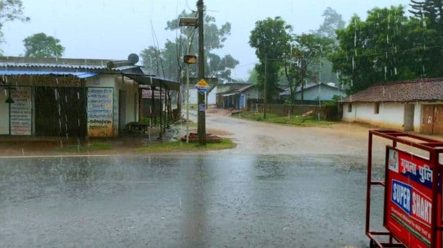 चैनपुर में बदला मौसम का मिजाज, झमाझम बारिश से लोगों को गर्मी से मिली राहत