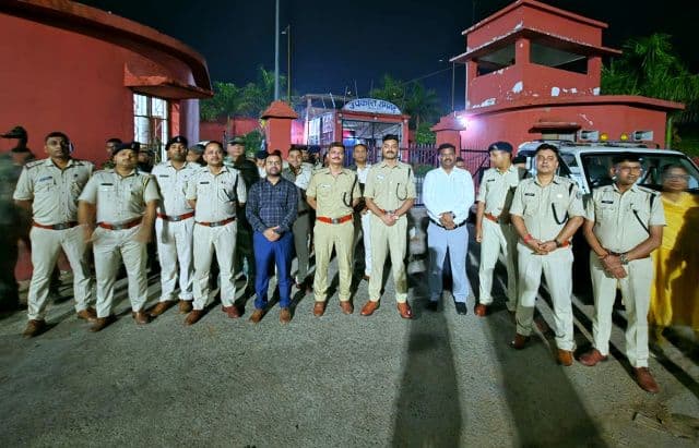 रामगढ़ उपकारा में देर रात पुलिस की औचक छापेमारी, सुरक्षा व्यवस्था का लिया गया जायजा