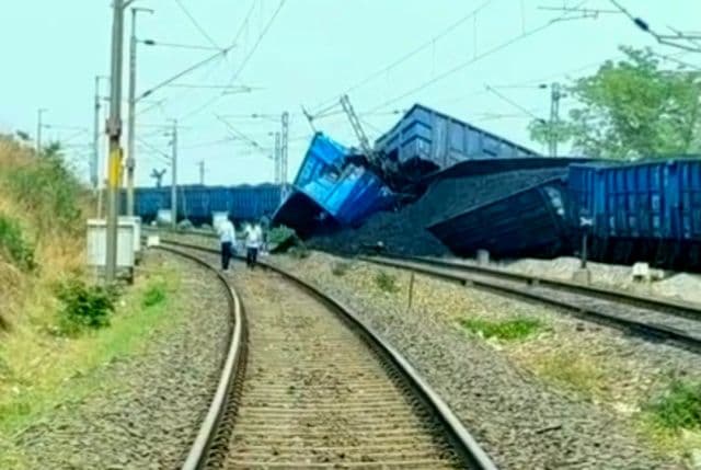 राजहरा स्टेशन के पास कोयला लदी मालगाड़ी बेपटरी, कई डिब्बे पलटे