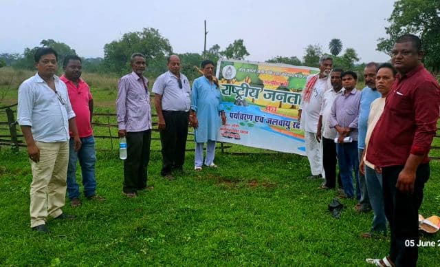विश्व पर्यावरण दिवस पर वृक्षारोपण कर राजद नेताओं ने खोला मोर्चा, बोले- कार्रवाई के बाद भी चल रहा प्रतिबंधित आरा मिल