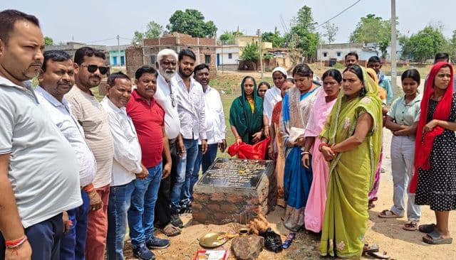 चमरडीहा में पीसीसी सड़क निर्माण का शिलान्यास, ग्रामीणों की वर्षों पुरानी मांग होगी पूरी