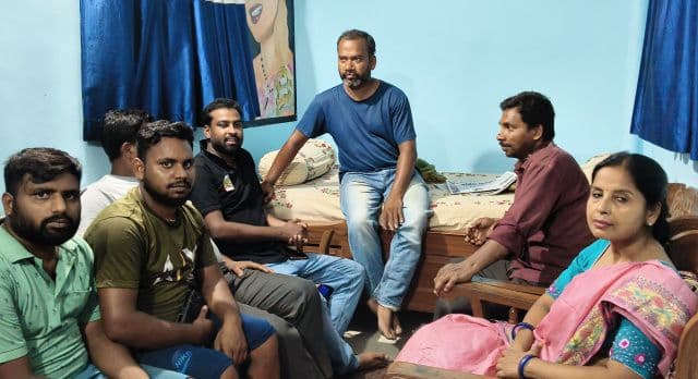 अतिक्रमण हटने के बाद दुकानदारों ने लगाई गुहार, पार्षद नीतू शर्मा से पुनर्वास की मांग