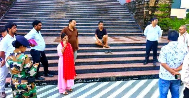 गद्देदार कुर्सी छोड़ सीढ़ियों पर बैठे नगर आयुक्त, कर्मचारियों के बीच पहुंचकर जीता भरोसा