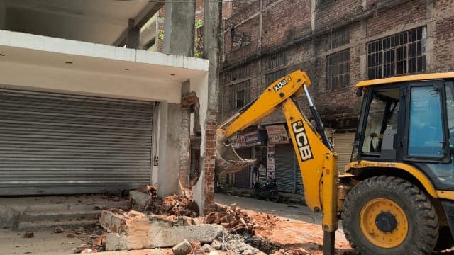 अवैध निर्माण पर निगम का चला बुलडोजर, मॉल में किए गए अवैध निर्माण ध्वस्त