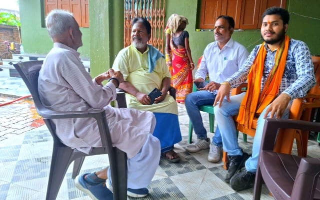 झामुमो के केंद्रीय सदस्य गुरुचरण किस्कू का हाल जानने पहुंचे कांग्रेस नेता फूलकांत झा, शीघ्र स्वास्थ्य लाभ की कामना