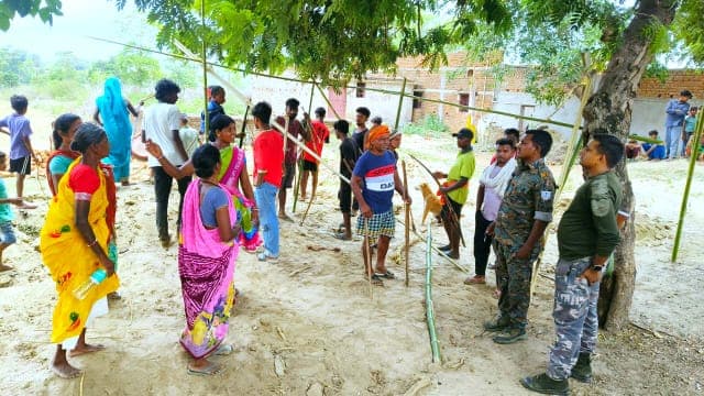 जमीन दलालों की सक्रियता से सुलग रहा गिरिडीह, तीर-धनुष लेकर आमने-सामने आए दो पक्ष, पुलिस ने टाली बड़ी वारदात
