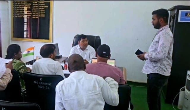 एसआईआर कार्य में सुस्ती पर गुमला एसडीओ सख्त, पर्यवेक्षकों को लगाई कड़ी फटकार
