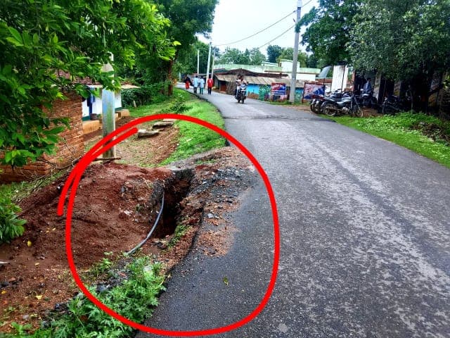 सड़क किनारे खुले गड्ढों से मंडरा रहा हादसे का खतरा, सुरक्षा मानकों की अनदेखी पर उठे सवाल