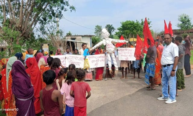 बरवाडीह में भाकपा माले का प्रतिरोध मार्च, अमित शाह का पुतला दहन कर प्रिंस खान की गिरफ्तारी की मांग